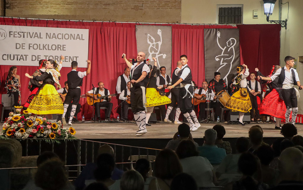La plaza de la Iglesia acoge el XVI Festival Nacional de Folklore ‘Ciutat de Torrent’