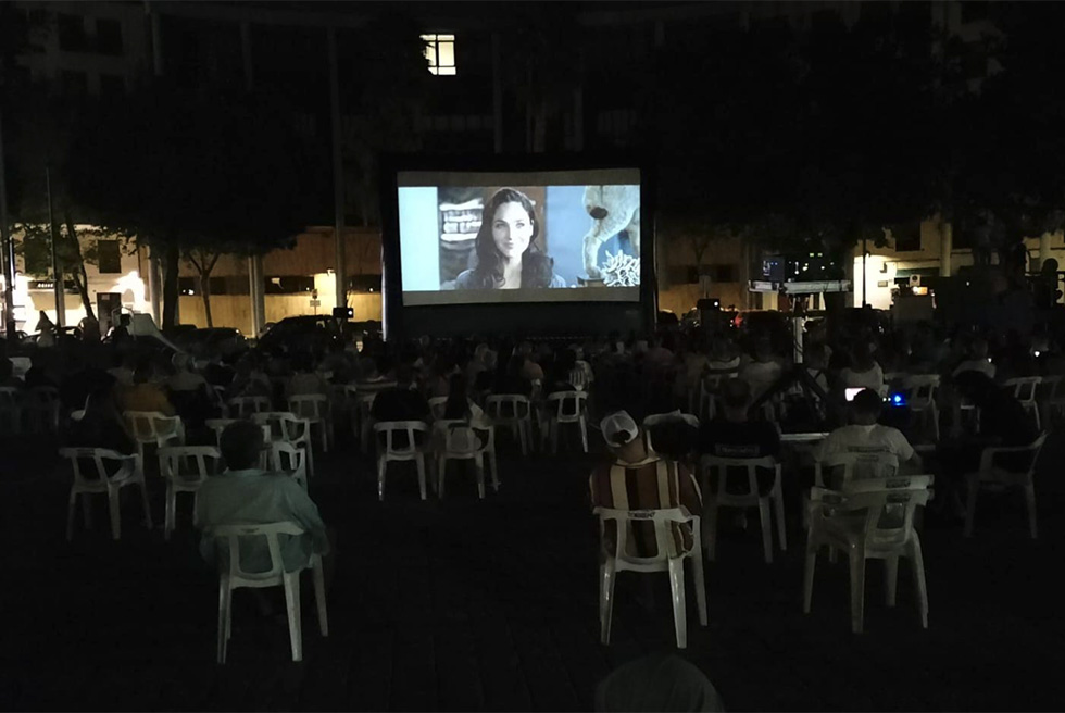 Los vecinos y vecinas disfrutan del mejor cine con ‘Cinema a la plaça’