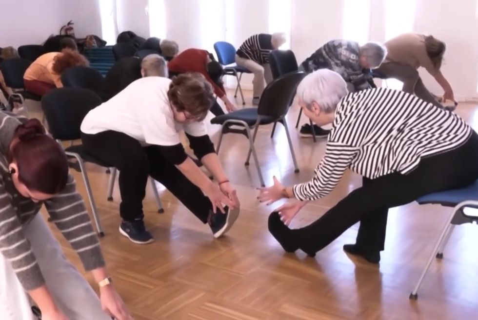 Ioga en cadira a la Casa de la Dona de Torrent: benestar físic i mental