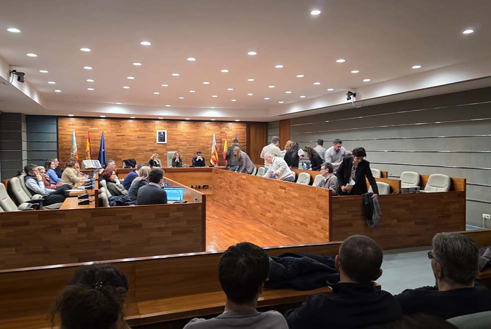 L'oposició abandona el ple per no incloure la qüestió de confiança