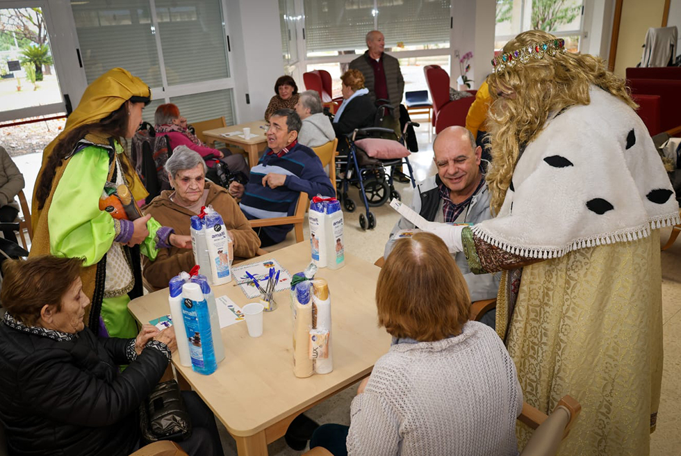 Els Reis Mags porten la seua màgia a les residències abans de la Cavalcada