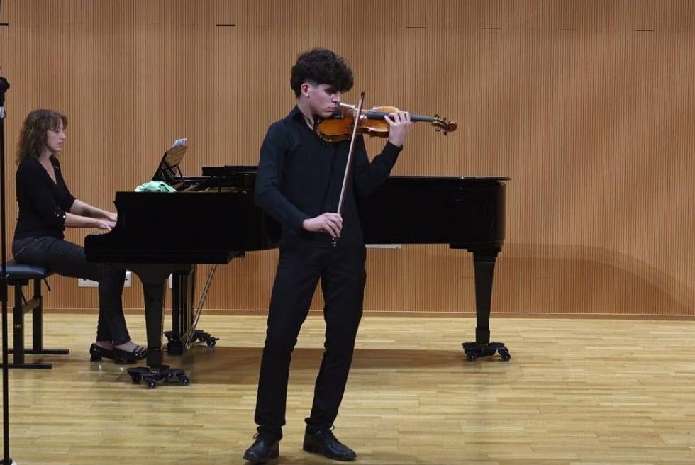 Guillem Baviera, el jove violinista de Torrent que triomfa des de Viena