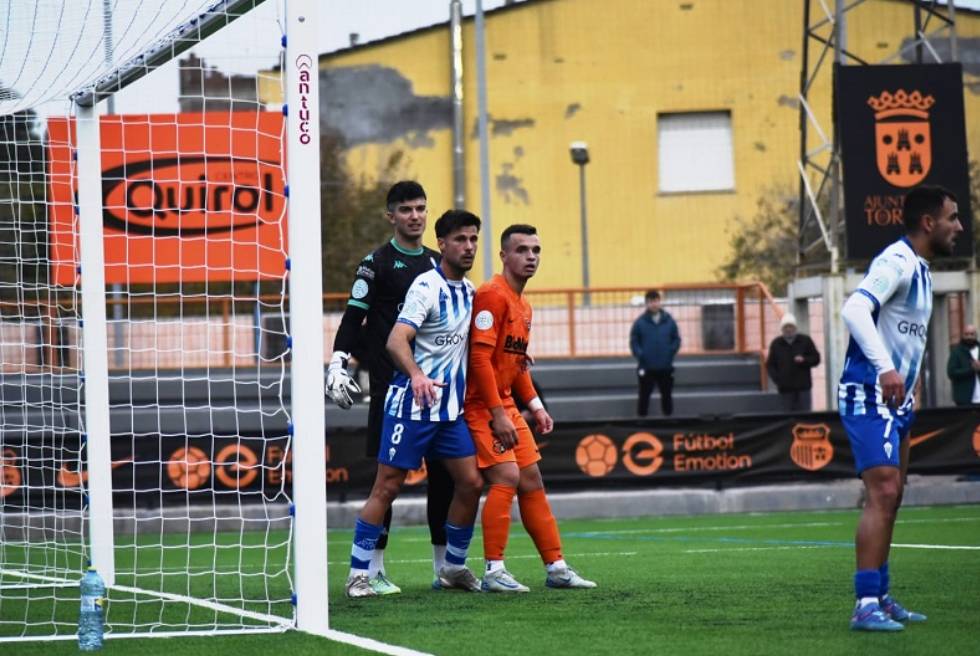 El Torrent CF tan sols pot sumar un punt davant l’Alcoyano en un duel intens sense gols