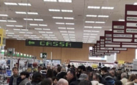 Cues en un supermercat de la zona afectada per Coronavirus