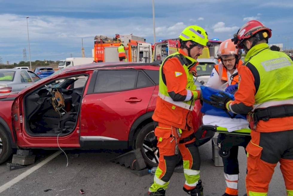 Un home resulta ferit després de quedar atrapat en un accident a la CV-403 entre Torrent i Alaquàs