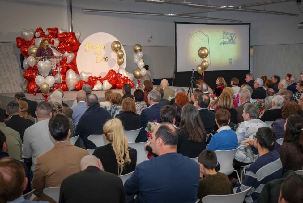 46 matrimonis celebren un emotiu acte de les Bodes d'Or a l'Antic Mercat