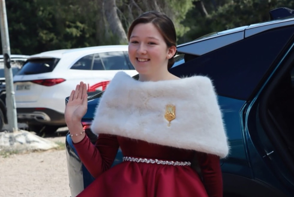 Torrent ret homenatge a Sara Magán en el dinar oficial de la Fallera Major Infantil