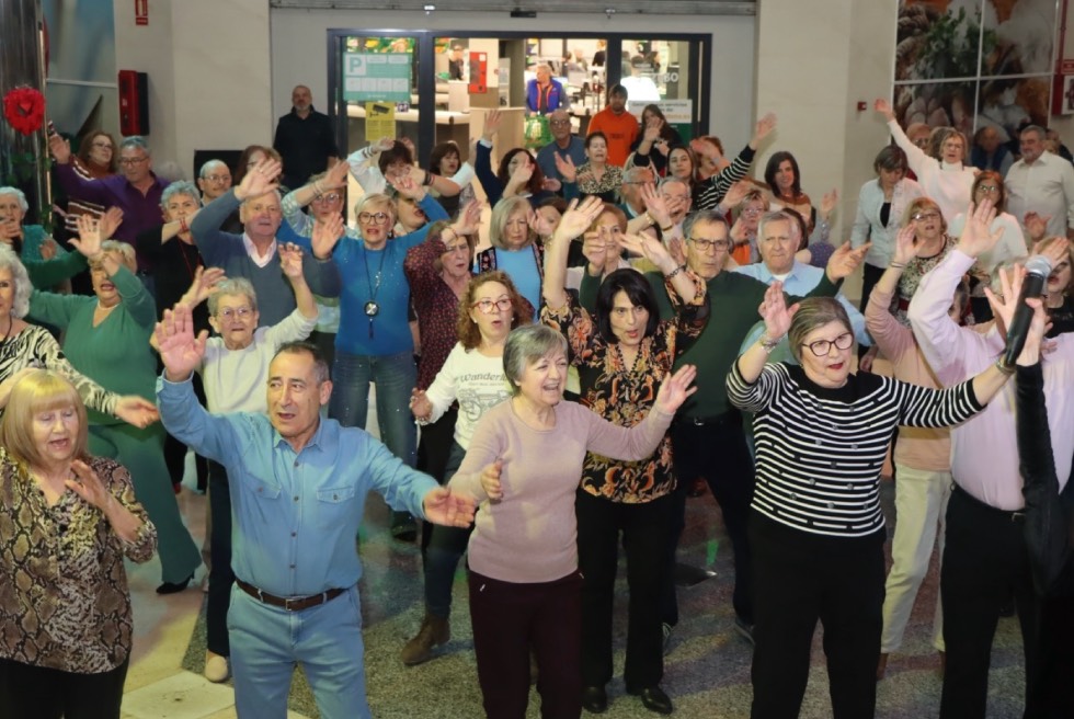 Més de 300 majors celebren el Ball de Sant Valentí a Les Amèriques