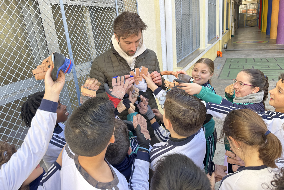 La pilota valenciana entra a les aules de La Purísima