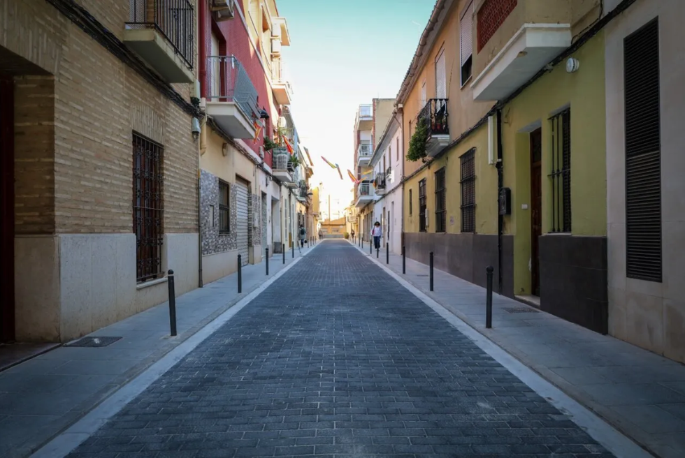 Es reobri el carrer Reis Catòlics amb el paviment renovat
