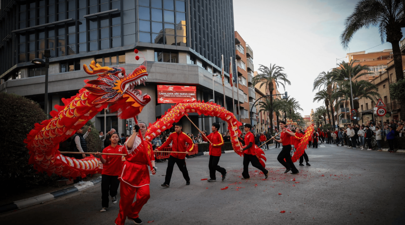 Torrent celebra el nou any xinés ple de balls, vestits tradicionals i una gran cavalcada