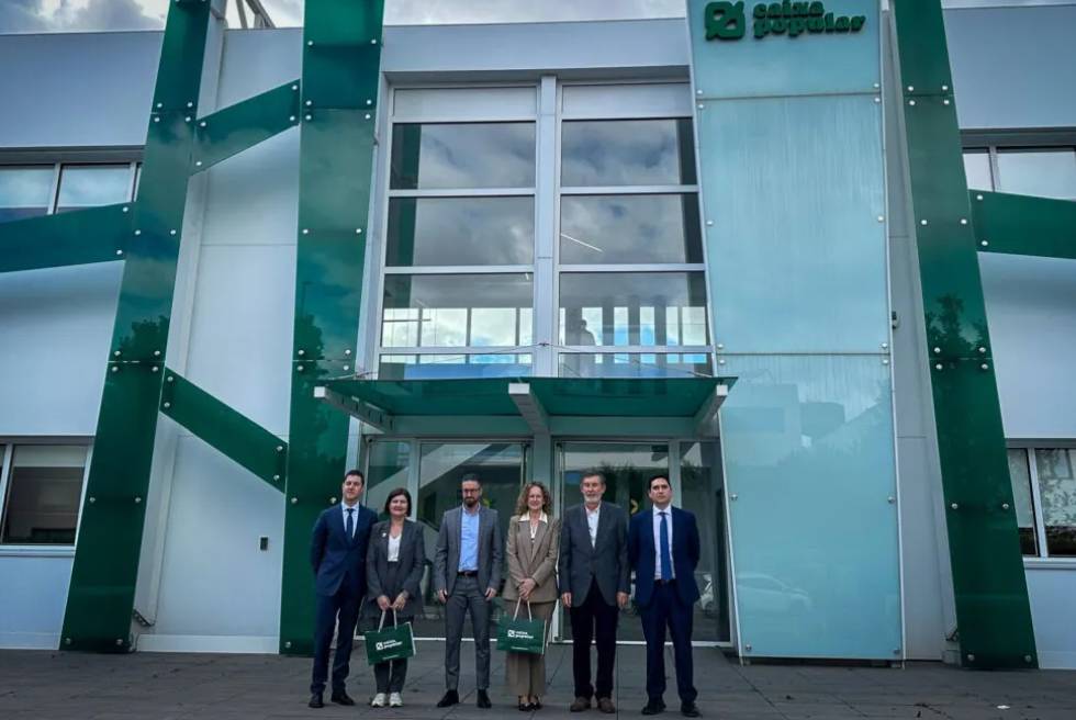 L’alcaldessa de Torrent visita la seu central de Caixa Popular en una trobada institucional