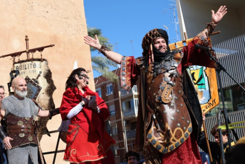 Els Moros i Cristians celebren el Mig Any amb l'intercanvi de càrrecs festers