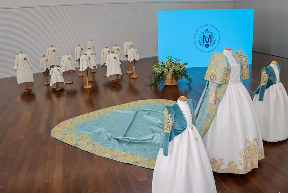 Mikado de seda en blanc natural amb una capa en blava Samaruc visten la Reina de l'Encontre2024