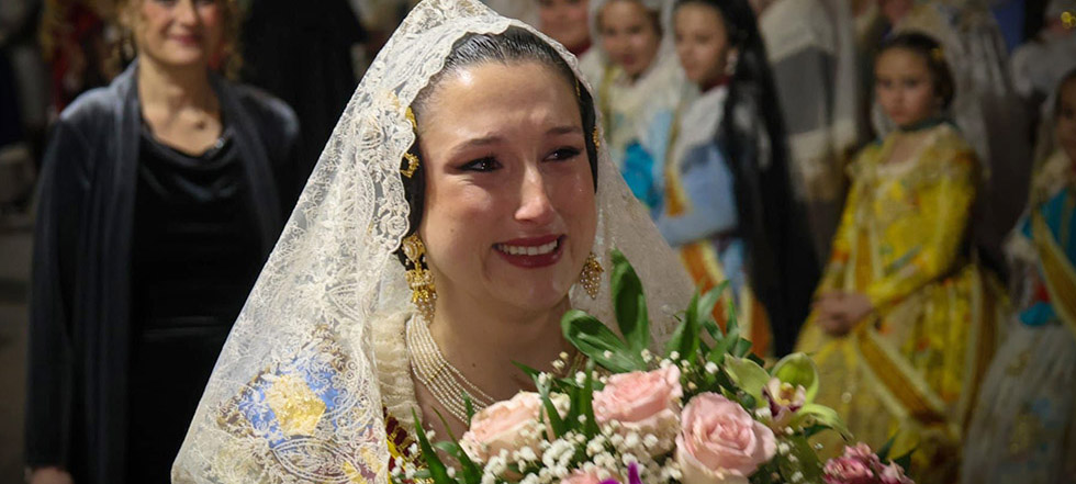 Andrea i Sara posen el fermall final a l'Ofrena de les Falles