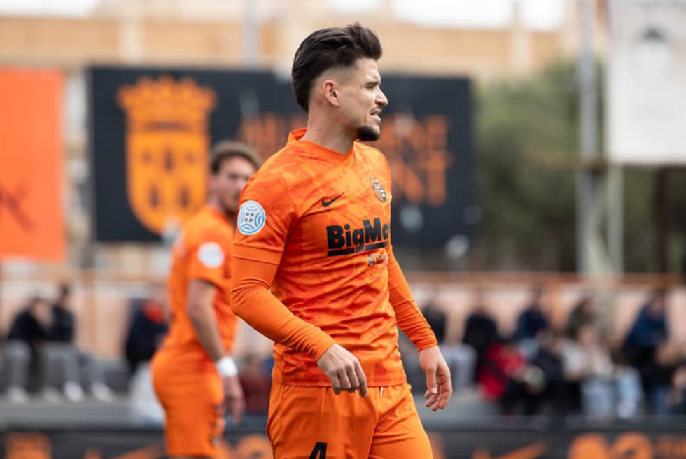 El permís de paternitat de Dan Ojog genera debat en un Torrent CF en situació límit