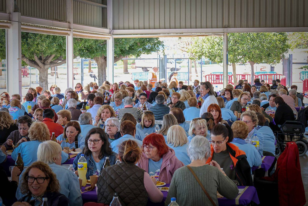 Mil persones en la jornada de convivència de la Setmana de la Dona ajornada per la pluja