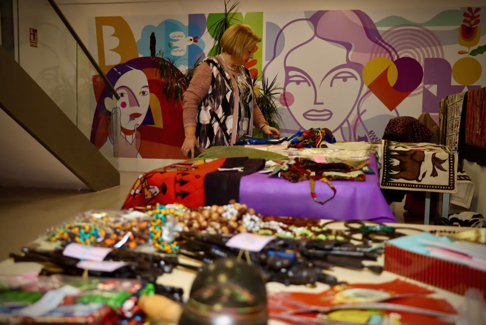La Casa de la Dona inaugura l’exposició solidària ‘Dones del Món amb motiu del 8M