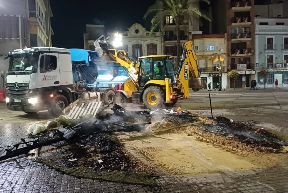 Torrent recupera la normalitat després de la Cremà gràcies a un ampli dispositiu de neteja municipal