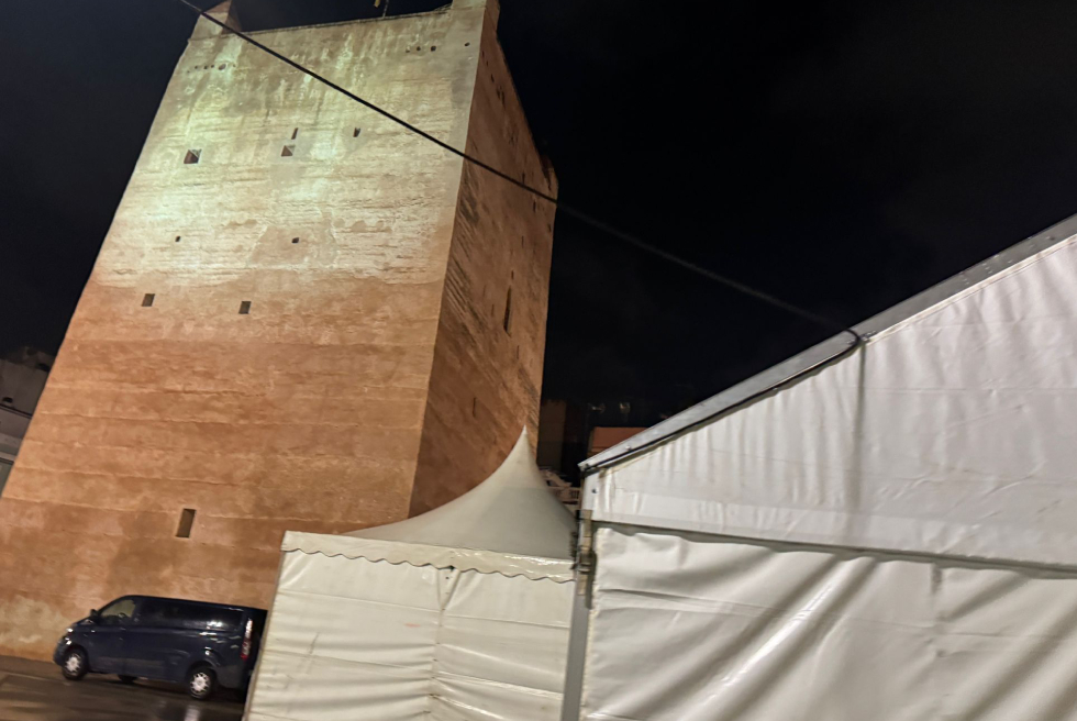 Les carpes falleres comencen a ocupar carrers de Torrent malgrat la pluja