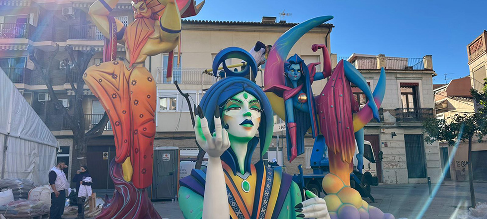 Els monuments fallers comencen a omplir els carrers de Torrent