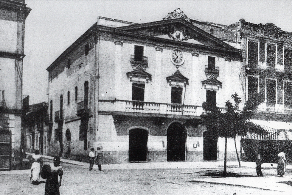 Un teatret al costat de l'Ajuntament