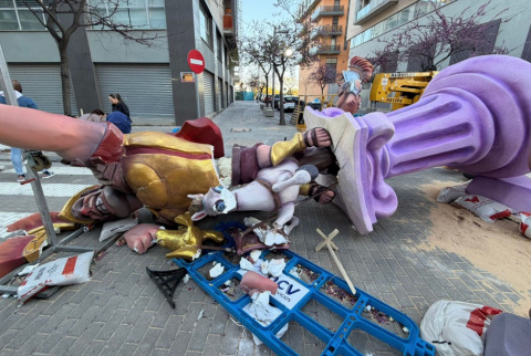 El vent tomba la falla Escultor Vicente Pallardó en el dia de la plantà