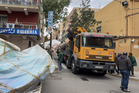 Els monuments fallers ja arriben en camions per a la Nit de la Plantà