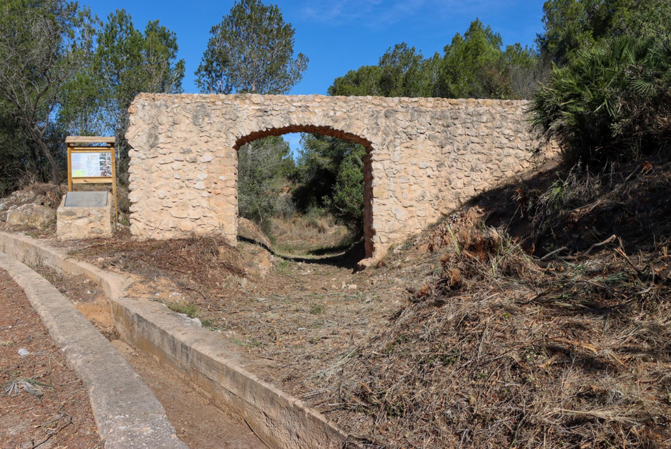 L'aqueducte romà dels Arquets es neteja per a la nova temporada de senderisme