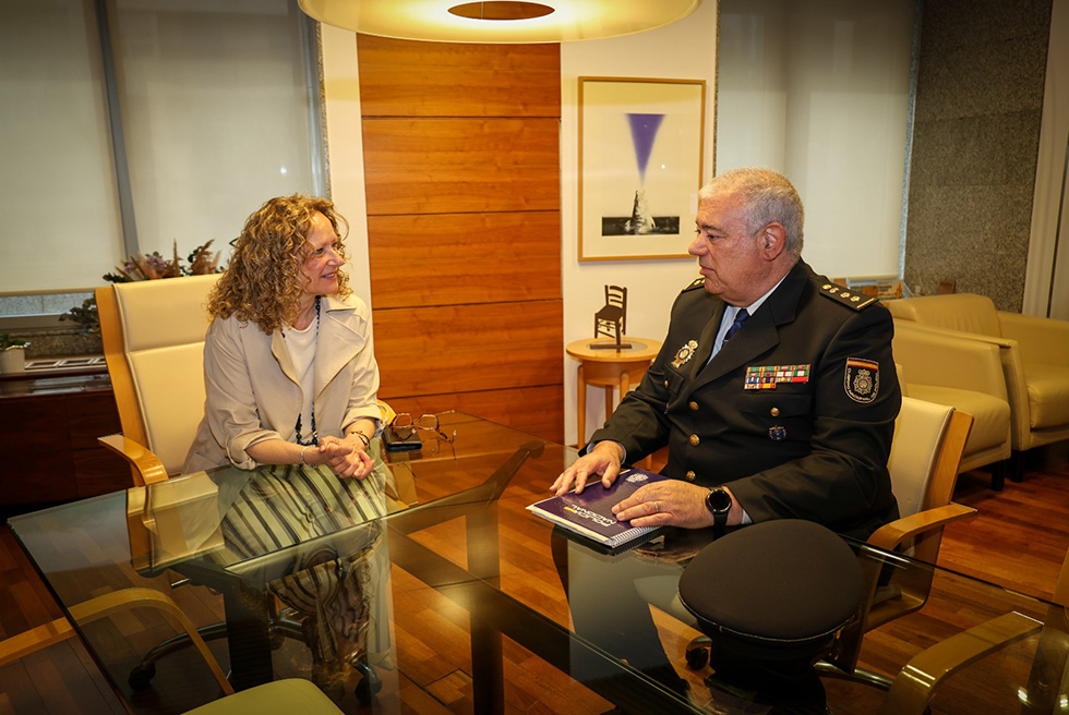 Primera visita del nou inspector de la Policia Nacional al consistori