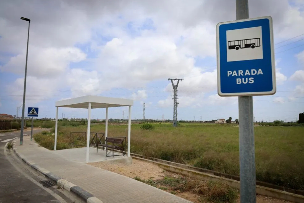 Nova marquesina en la parada de TorrentBus millora l’accés al centre ocupacional d’ABD
