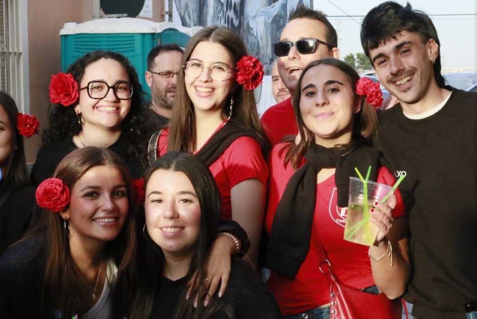 La filà templaris de Torrent es vestix de sevillana i celebra la seua Fira d'Abril