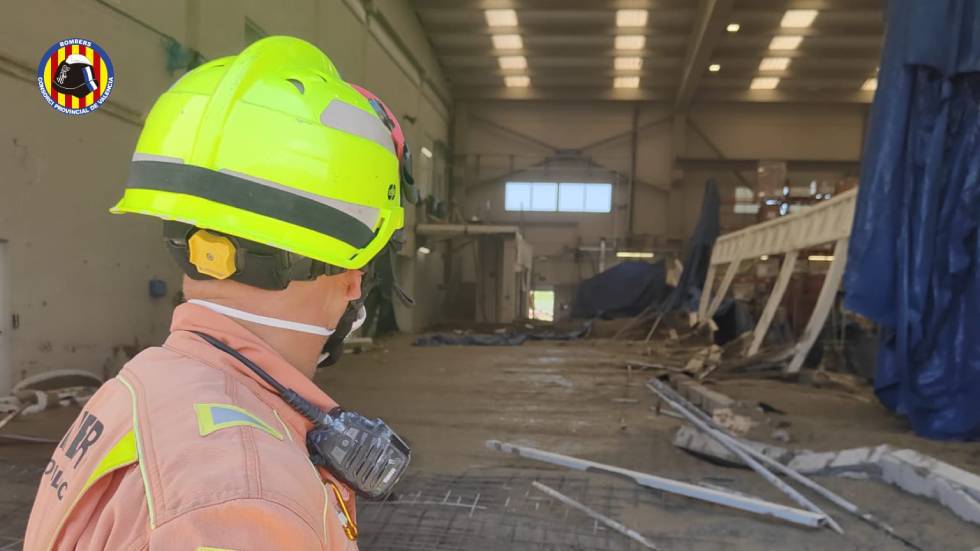 Ferits en caure una plantxa de ciment en una nau del polígon