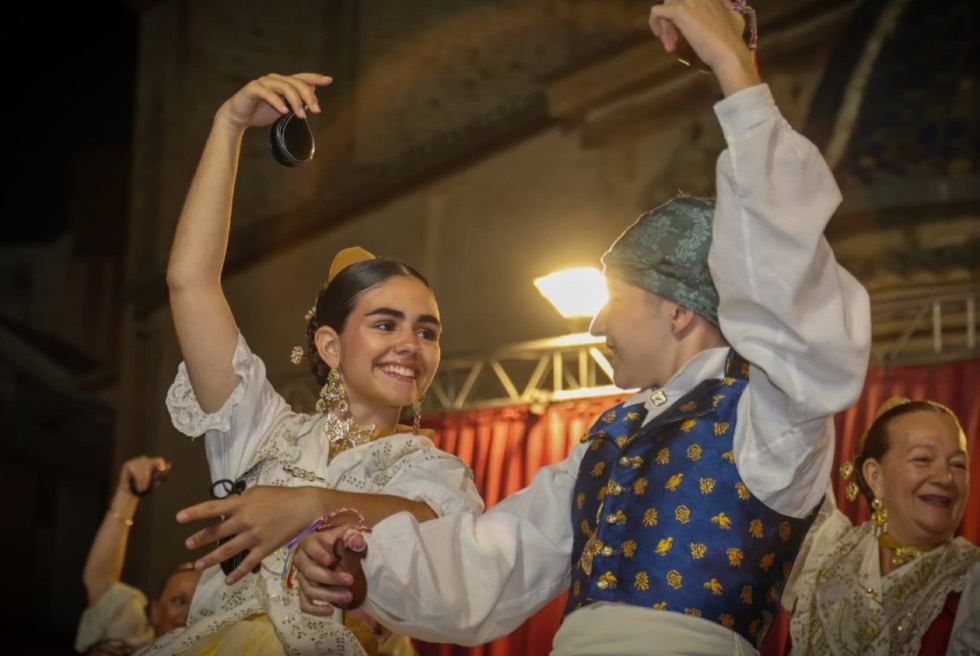 Balls i cançons per a la Mare de Déu a la Plaça de l'Església