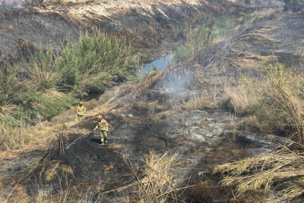 S'incendien uns matolls prop de la rotonda de la Curra al Mas del Jutge