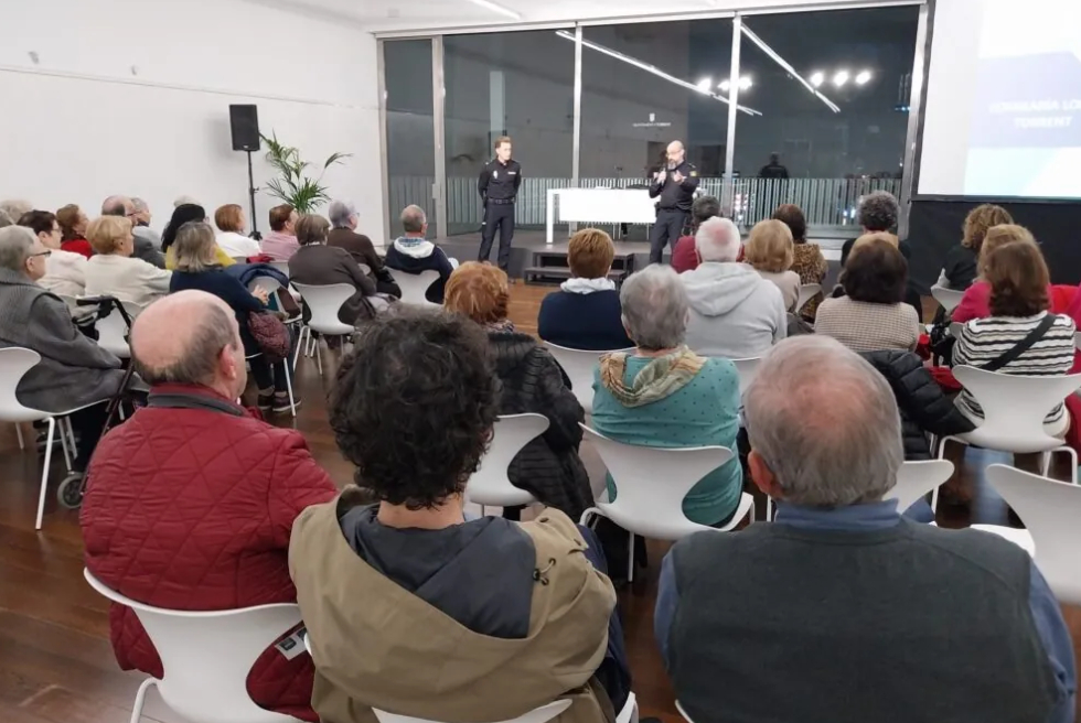 Torrent acull una xarrada sobre prevenció davant les noves estafes i modalitats delictives