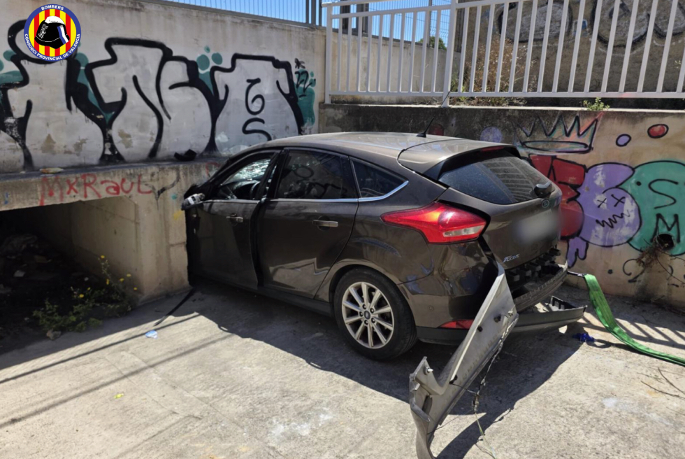 Dos persones queden atrapades a un vehicle després d'un accident al pas a nivell de l'Estació de Torrent