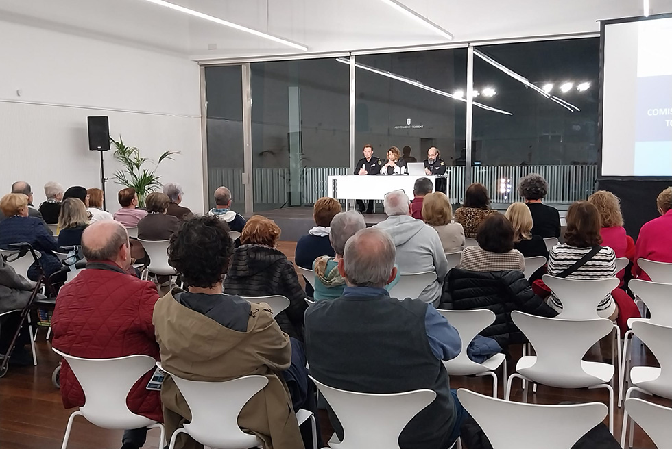 Xarrada sobre autoprotecció davant les noves modalitats delictives en internet