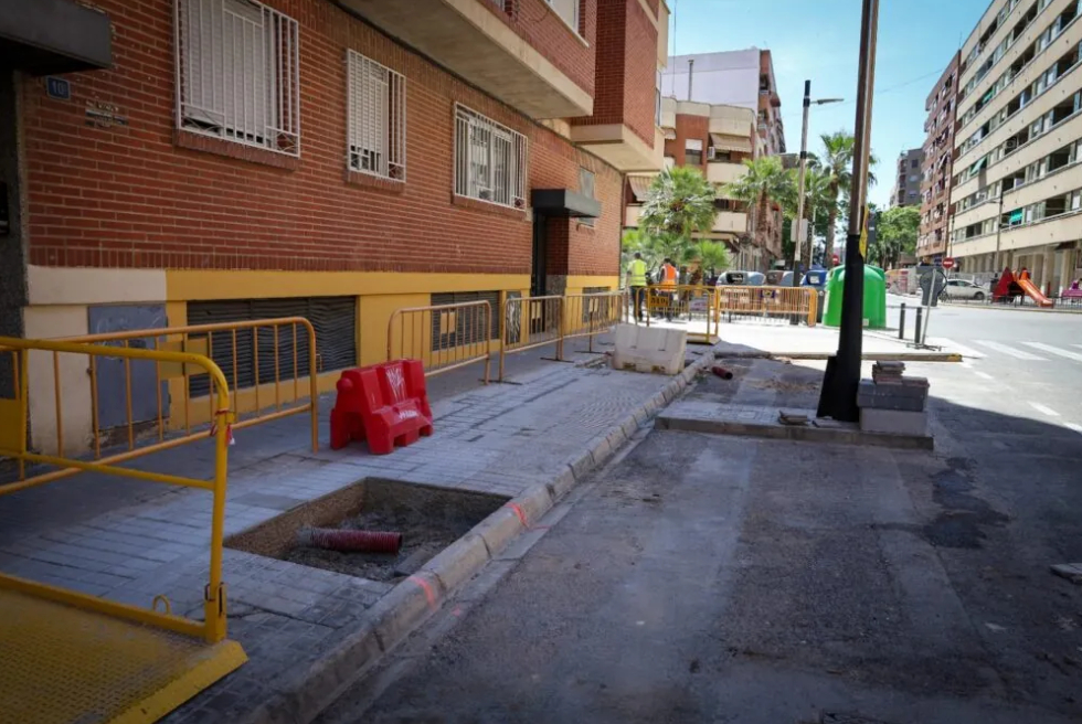 Avancen les obres de jardineria als carrers de Sant Valeria i Germanies