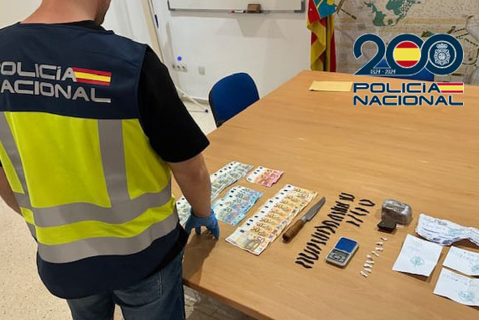 Desmantellat un punt de venda de drogues al costat d'una escola