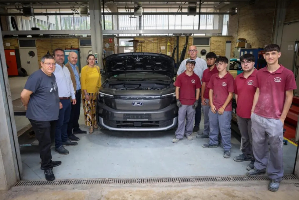 Ford cedeix un vehicle elèctric a l’IES La Marxadella per a la formació de l’alumnat
