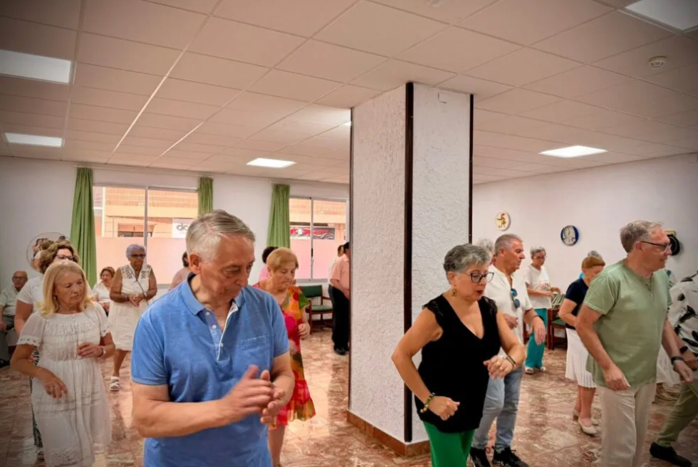 El ball torna al CEA de Torrent amb una nova vesprada musical protagonitzada pel Dúo Papallona