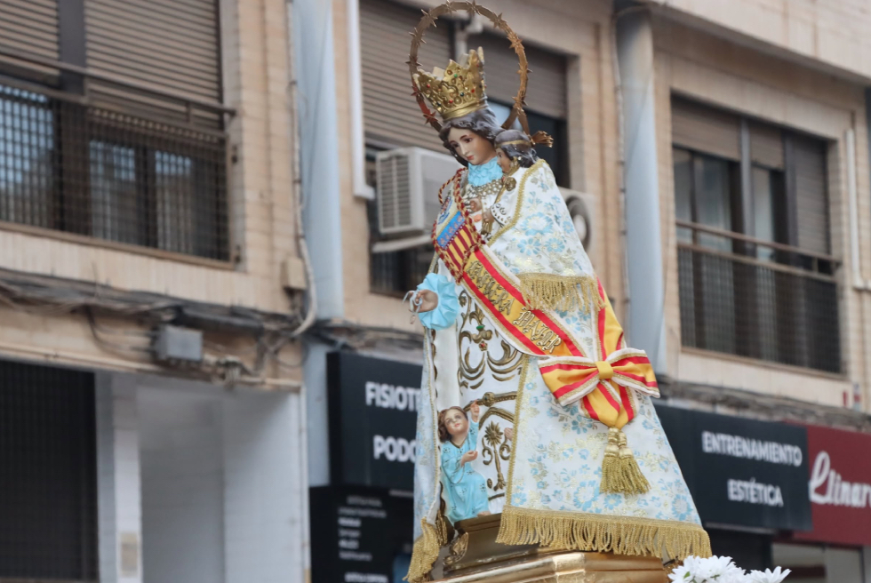 La Falla Segon Tram Avinguda honra la Mare dels Desemparats amb una missa i processó