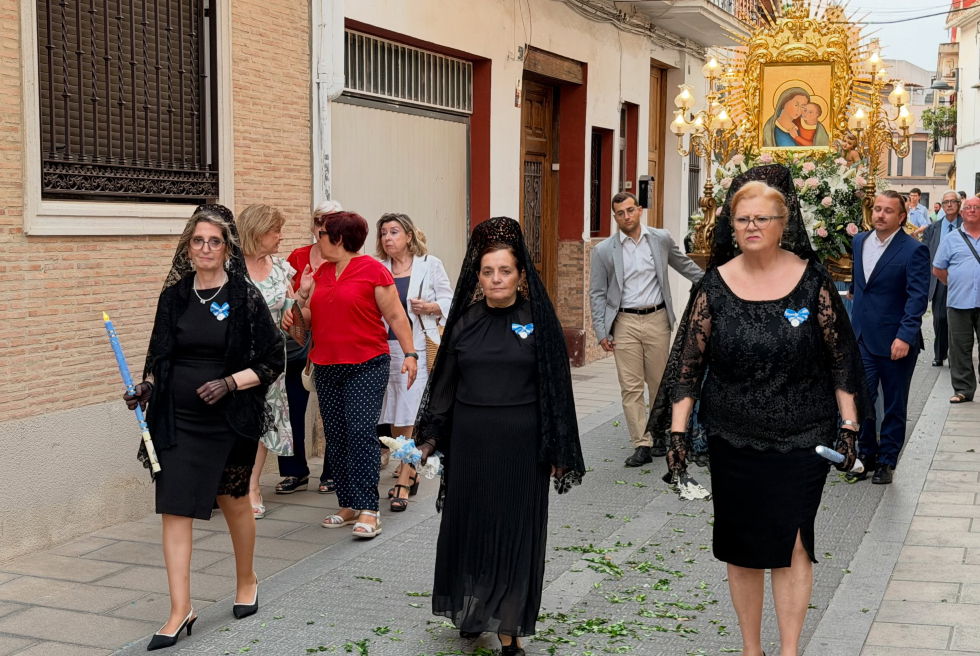 Torrent celebra la festivitat de la Mare del Bon Consell amb una missa i una processó pels carrers del barri