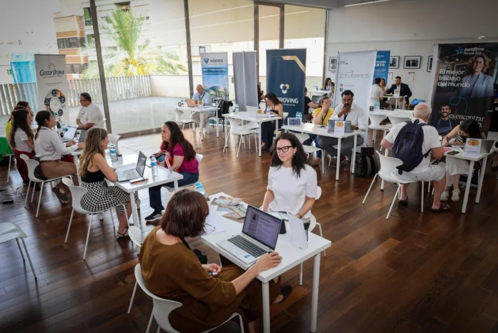 La Fira d'Ocupació 45+ de Torrent reuneix 359 participants i 20 empreses