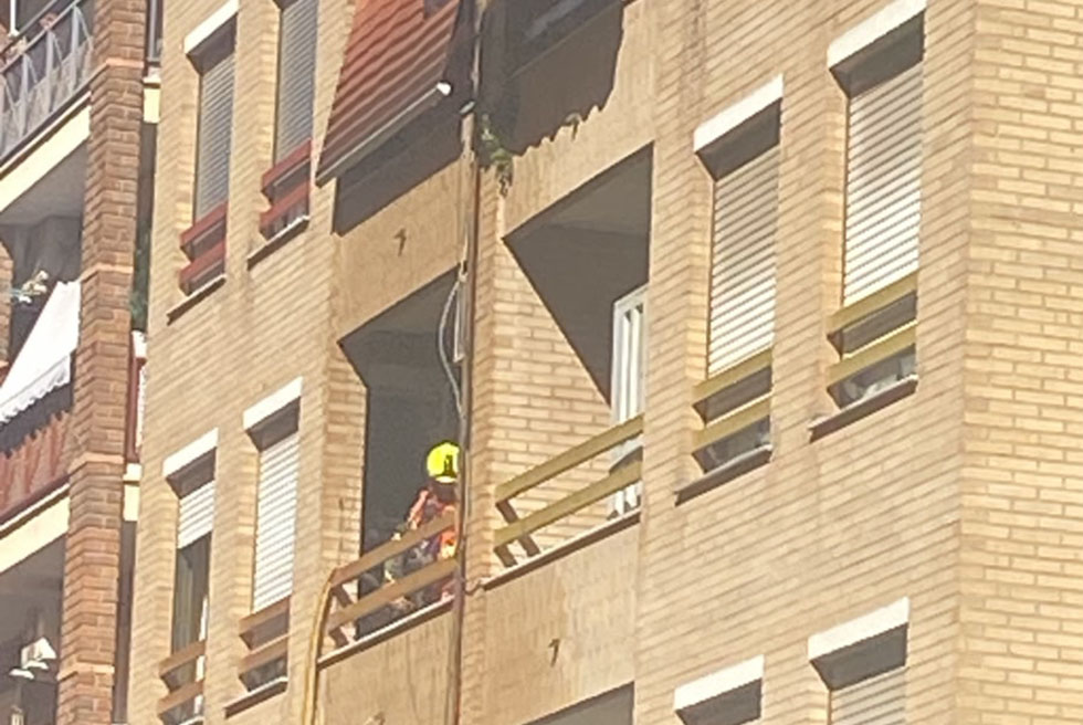 Incendi en un balcó d'una vivenda del carrer de l'Horta