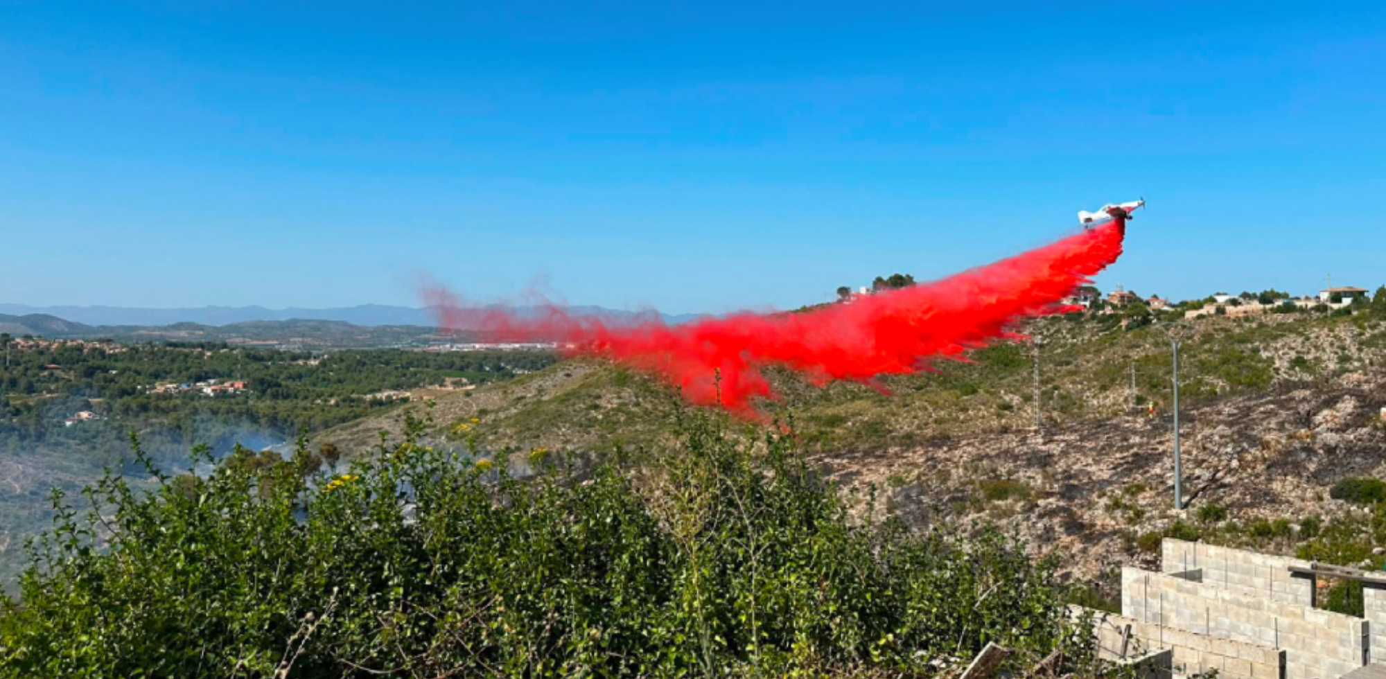 Frenat un perill&oacute;s incendi a Calicanto