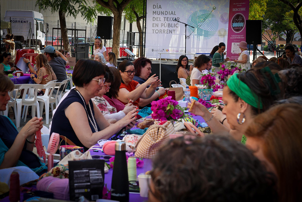 L'Àgora de Parc Central acull la 7a edició del Dia Mundial de Teixir en Públic