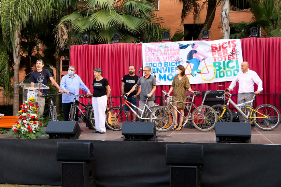 El Col·lectiu Soterranya lliura la bici número 1000 del projecte Bicis per a totes en l’Hort de Trénor