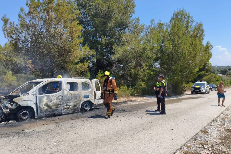 Un incendi de vehicle al càmping La Piràmide afecta 100 m² de zona forestal